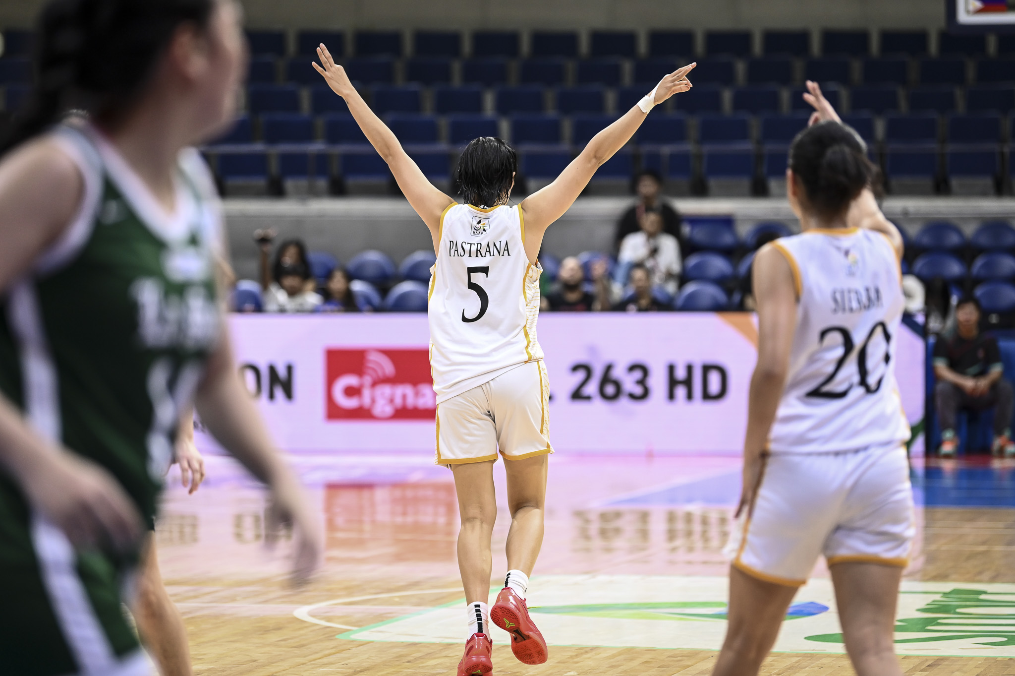 UST back on the win column, edges out La Salle